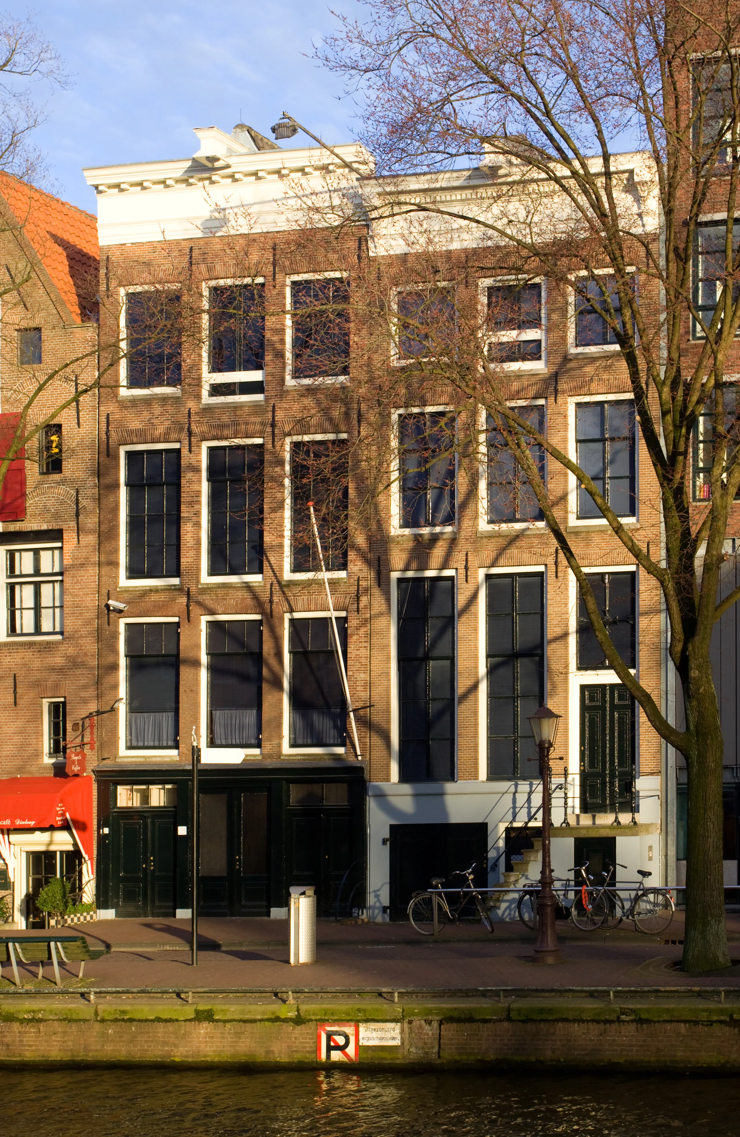 Het smalle 17e-eeuwse pand van het Anne Frank Huis aan de Prinsengracht in Amsterdam