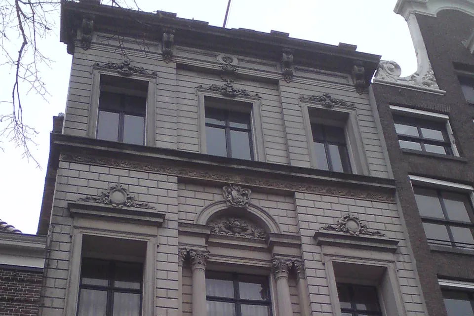 Het grachtenpand van Foam Fotografiemuseum aan de Keizersgracht 609 in Amsterdam met de gevel en de ramen