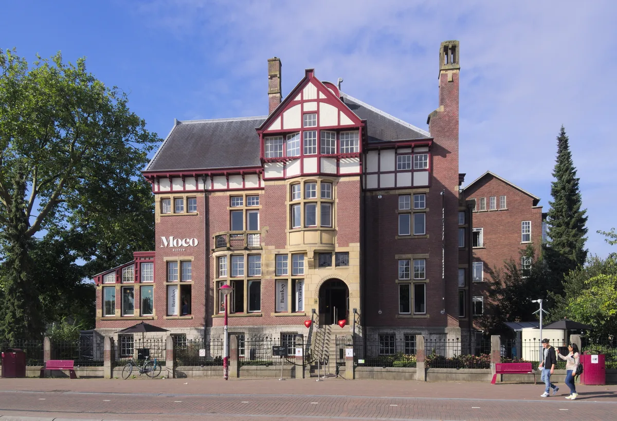De 19e-eeuwse villa van het Moco Museum aan de Honthorststraat op het Museumplein in Amsterdam