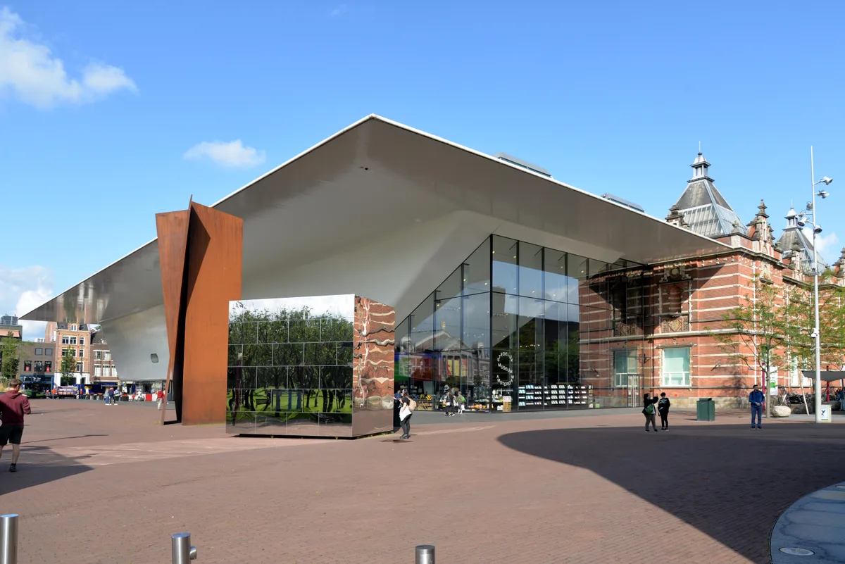 De witte glazen badkuip-aanbouw van het Stedelijk Museum Amsterdam, gezien vanaf het Museumplein